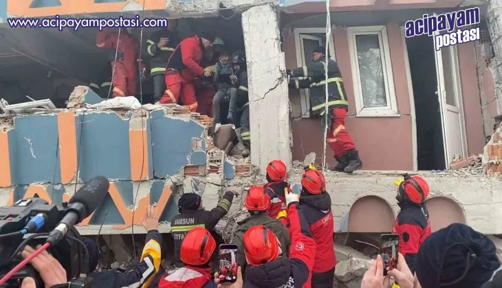 10 yaşındaki Mustafa’yı enkazdan
                    çıkartan ekip, o anları anlattı