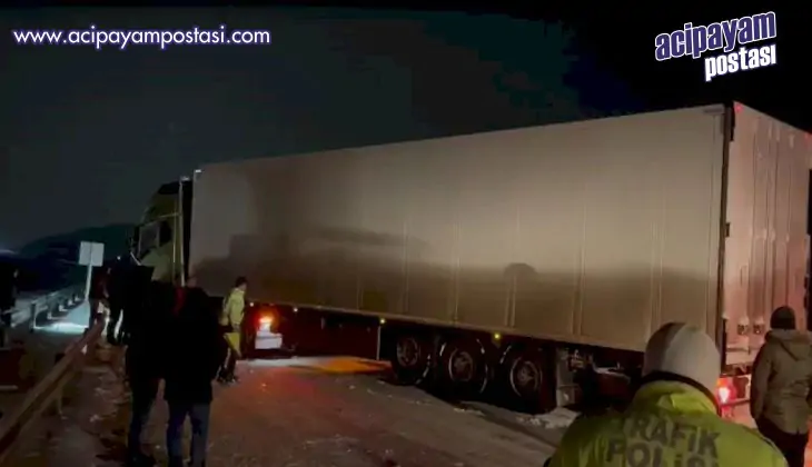 Ardahan’da kar yağışı nedeniyle kayan
                    tır yolu kapattı