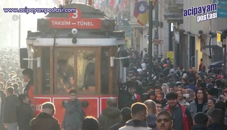 İstanbul’da güneşli havayı fırsat bilen
                    vatandaşlar İstiklal Caddesi’ne akın etti