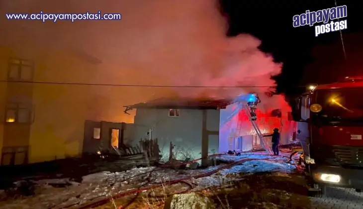 Kızılcahamam’da yangın paniği: Ahşap
                    evler küle döndü