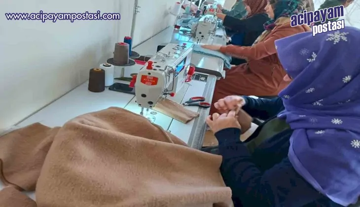 Şanlıurfa’da kadınlar depremzedeler için
                    kazak örüyorlar