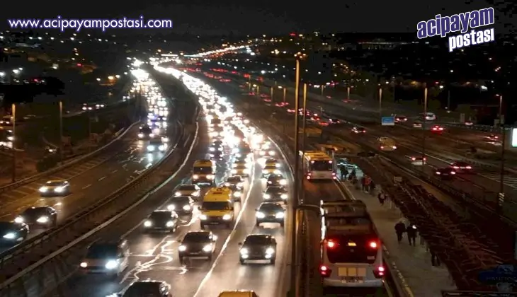 Yarıyıl tatilinin bitmesiyle birlikte
                    İstanbul’da trafik yoğunluğu oluştu