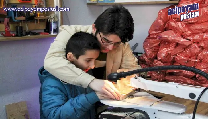 Yazılım mühendisliği okuyan öğrenciler
                    depremzede çocuklara oyma sanatıyla oyuncak yaptı